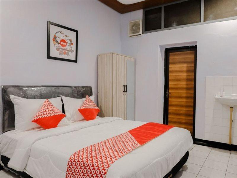 Hotel Palem 1 Syariah Redpartner Malang Bagian luar foto